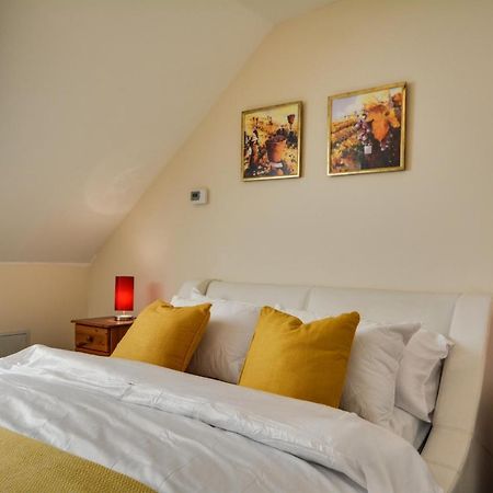 Three Bedroom House In Runcorn By The Lake With Parking By Neofinixdotcom Екстер'єр фото
