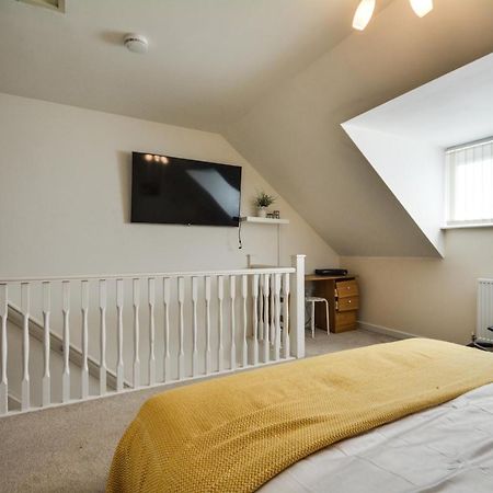 Three Bedroom House In Runcorn By The Lake With Parking By Neofinixdotcom Екстер'єр фото