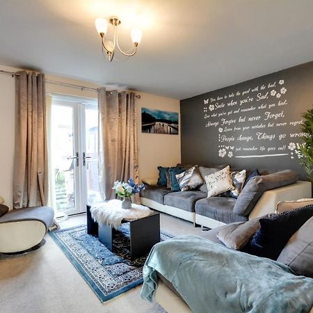 Three Bedroom House In Runcorn By The Lake With Parking By Neofinixdotcom Екстер'єр фото