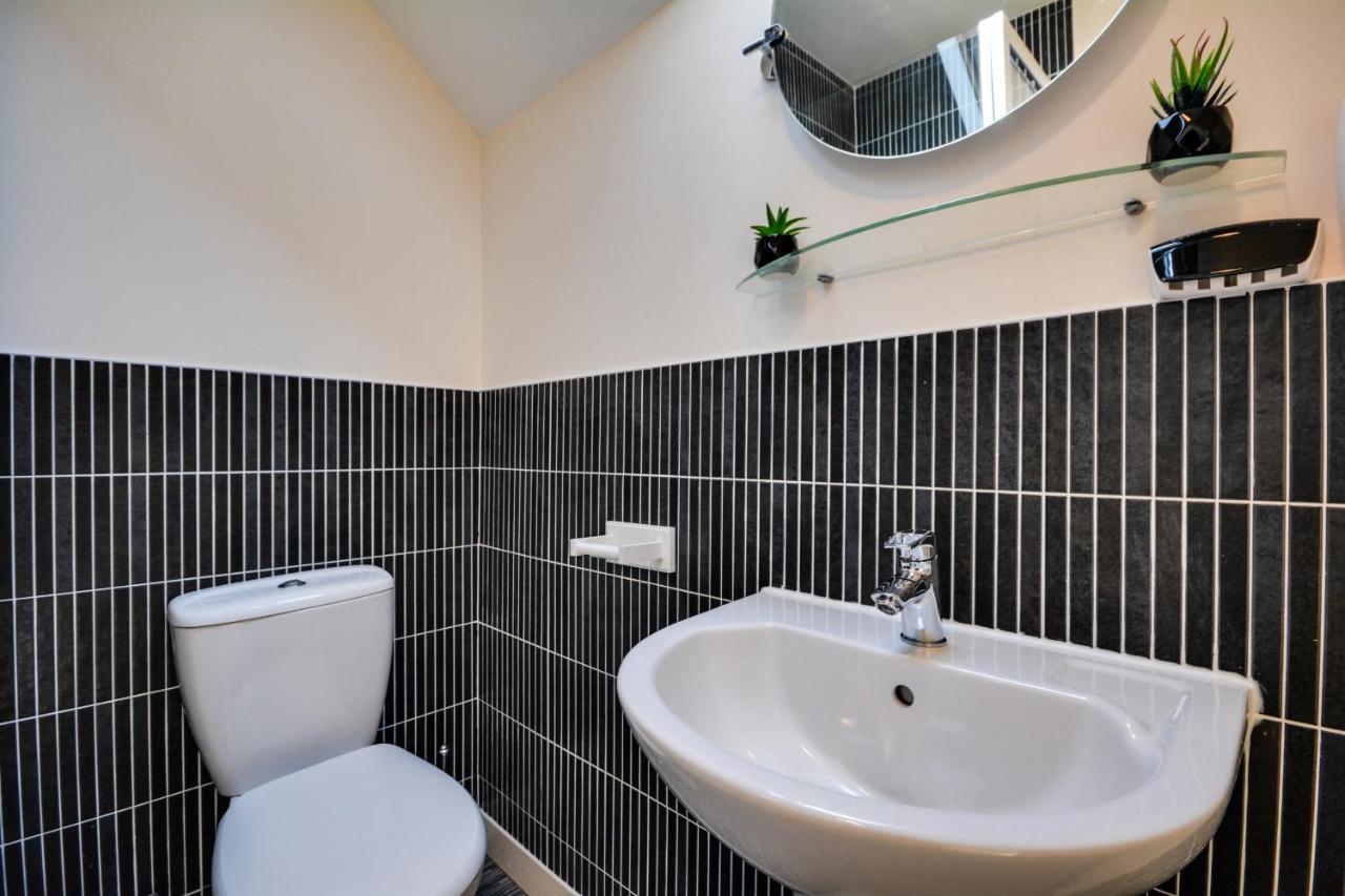 Three Bedroom House In Runcorn By The Lake With Parking By Neofinixdotcom Екстер'єр фото