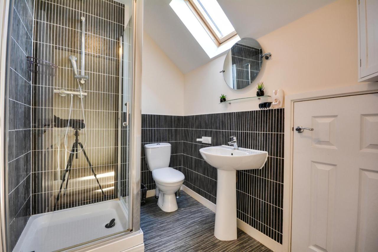Three Bedroom House In Runcorn By The Lake With Parking By Neofinixdotcom Екстер'єр фото