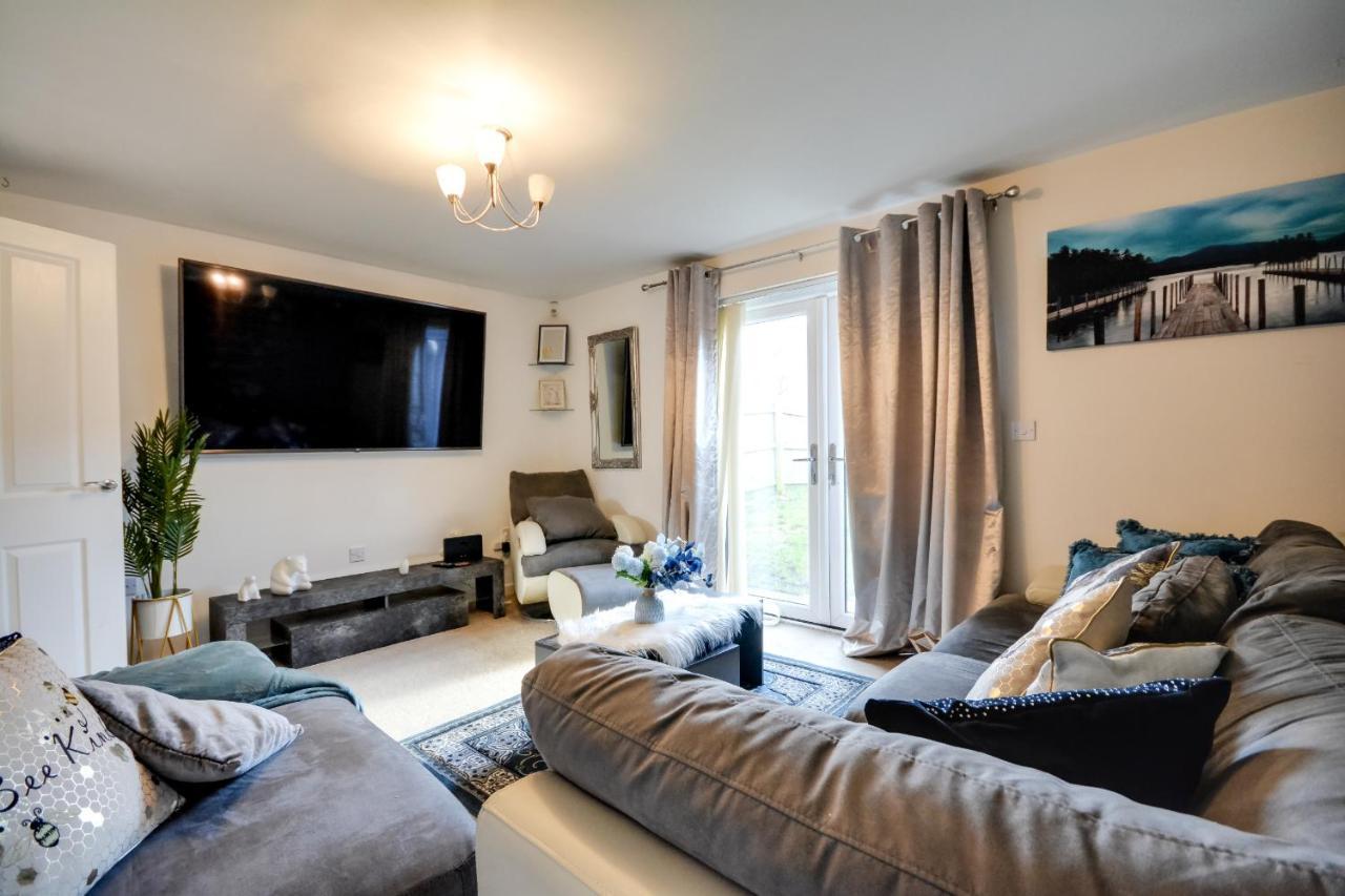 Three Bedroom House In Runcorn By The Lake With Parking By Neofinixdotcom Екстер'єр фото
