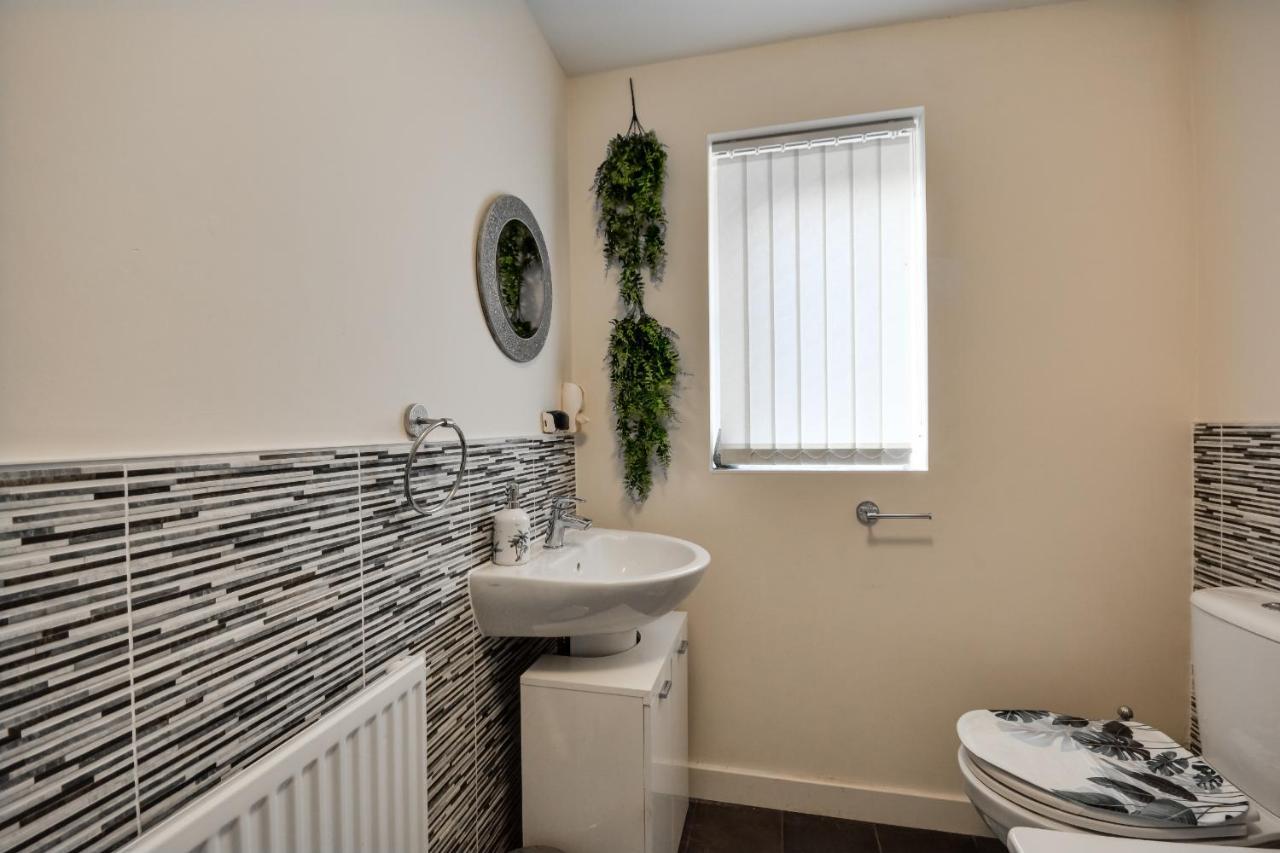 Three Bedroom House In Runcorn By The Lake With Parking By Neofinixdotcom Екстер'єр фото