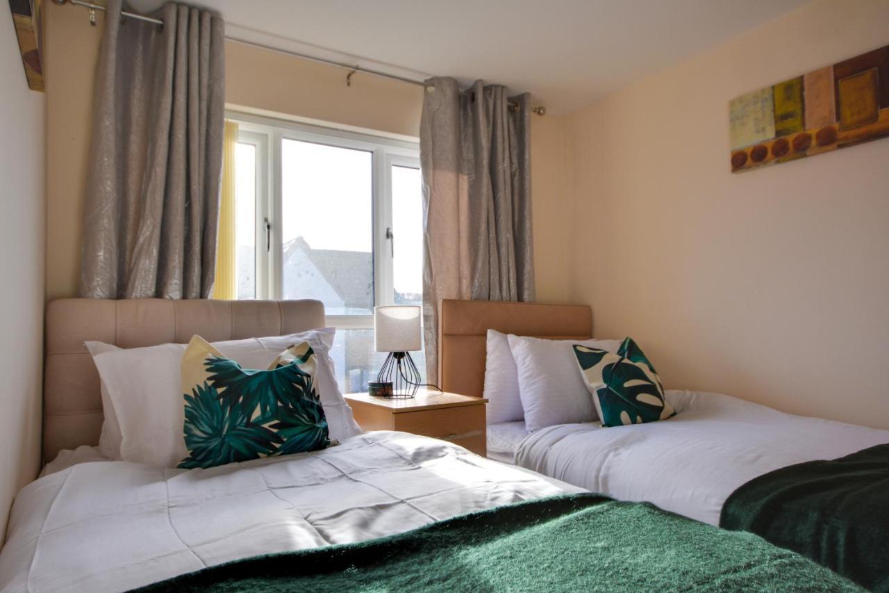 Three Bedroom House In Runcorn By The Lake With Parking By Neofinixdotcom Екстер'єр фото