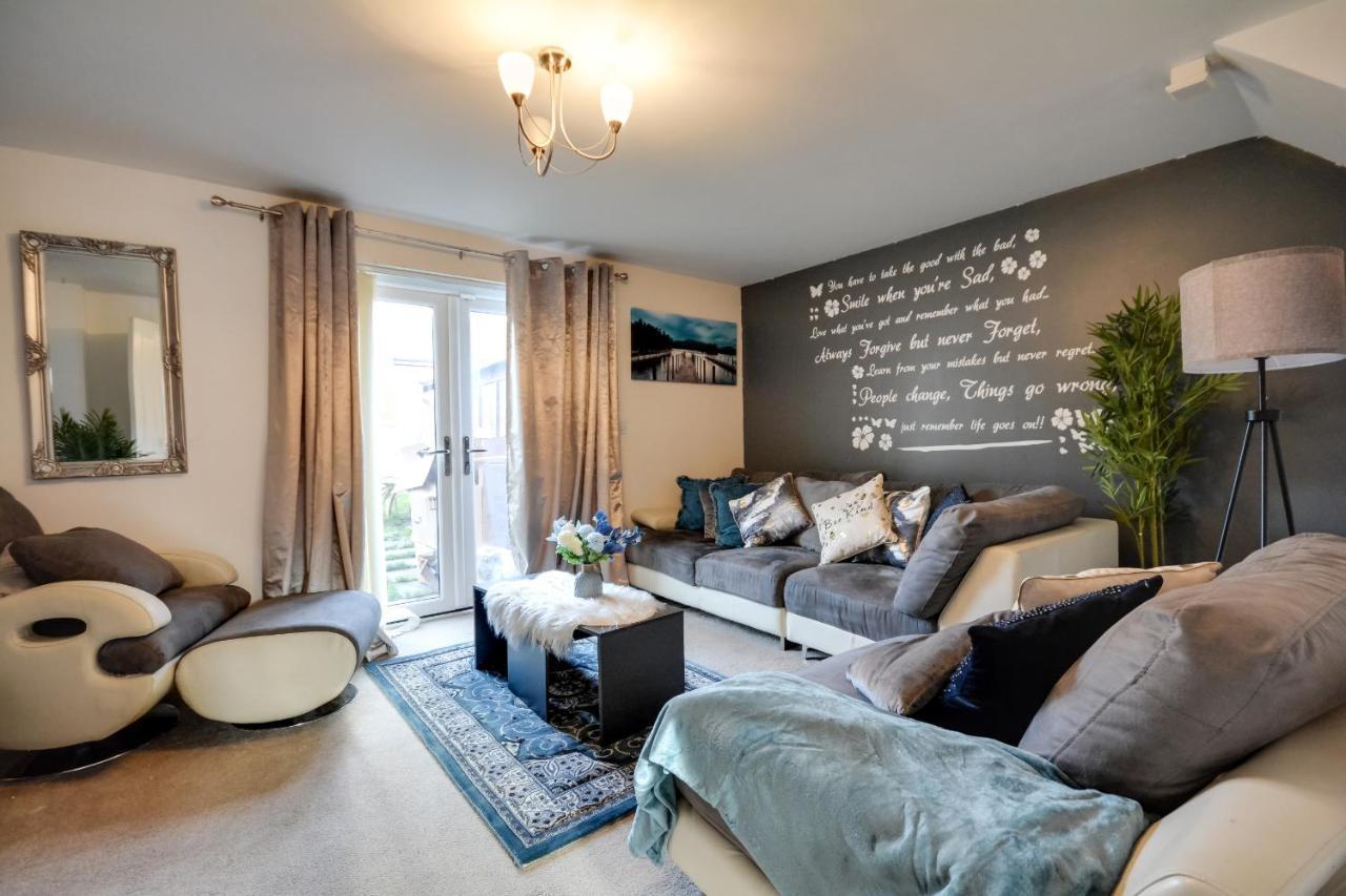 Three Bedroom House In Runcorn By The Lake With Parking By Neofinixdotcom Екстер'єр фото