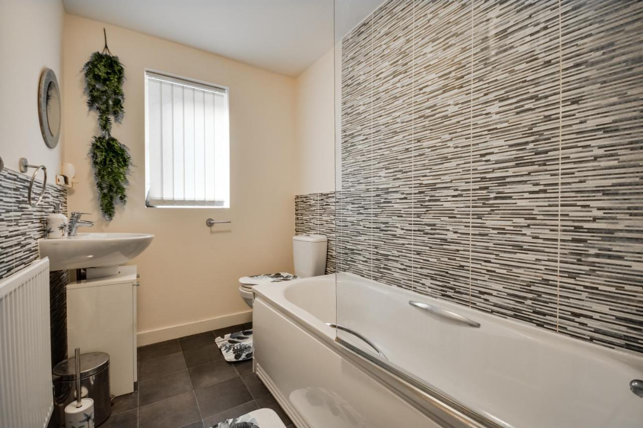 Three Bedroom House In Runcorn By The Lake With Parking By Neofinixdotcom Екстер'єр фото